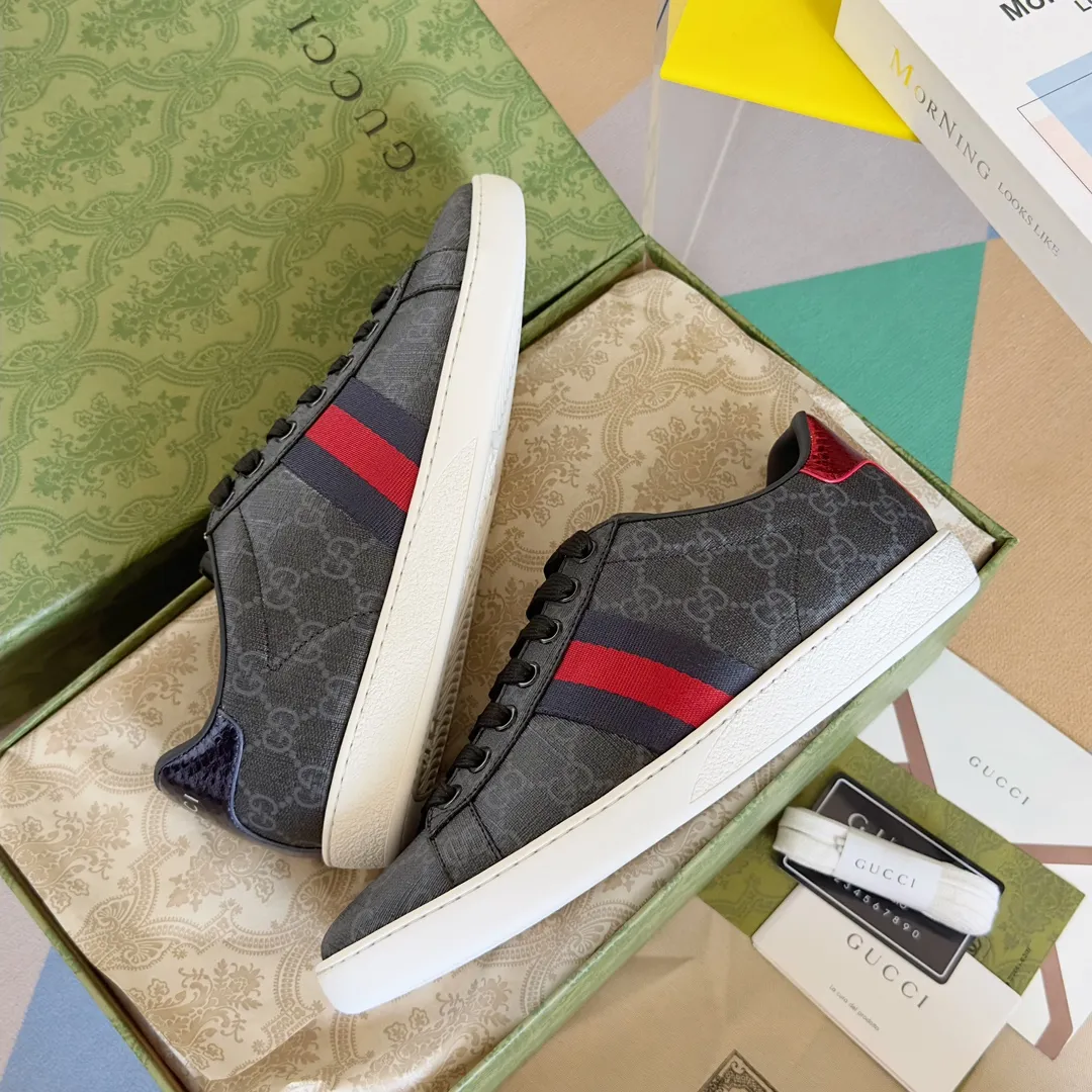 👟👟Ex-factory price 540👟👟 Men's size +10 Top version: Gucci G family classic Ace series Embroidery Little Bee White Shoes Couple Style Ribbon Love Casual Sports Shoes Sneakers Original Purchase Development Production This brand's classic low-top sports shoes interweave golden embroidered bees with red and green webbing. The bee is a classic element of the brand. It appeared in the Gucci ready-to-wear series in the 1970s. Exquisite packaging at the delivery counter🛍📦 ▪️Fabrics: Original custom imported first-layer cowhide ▪️Foots: Original custom cowhide lining ▪️Sole: Original open-molded rubber non-slip material ▪️Sole thickness: 2.5CM ▪️Size: Women's 34-41 (customized 34/41) ▪️Size: Men's 38-46 (38/46 customized)